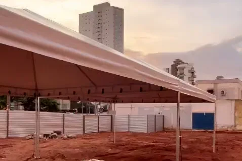 Tenda piramidal Master Tendas montada em canteiro de obras