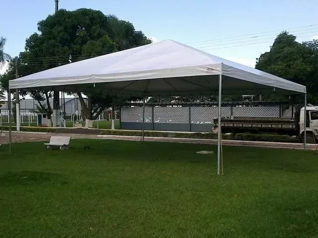 Tenda piramidal 10x10 montada em praça
